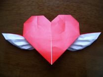 Corazón de papel con alas